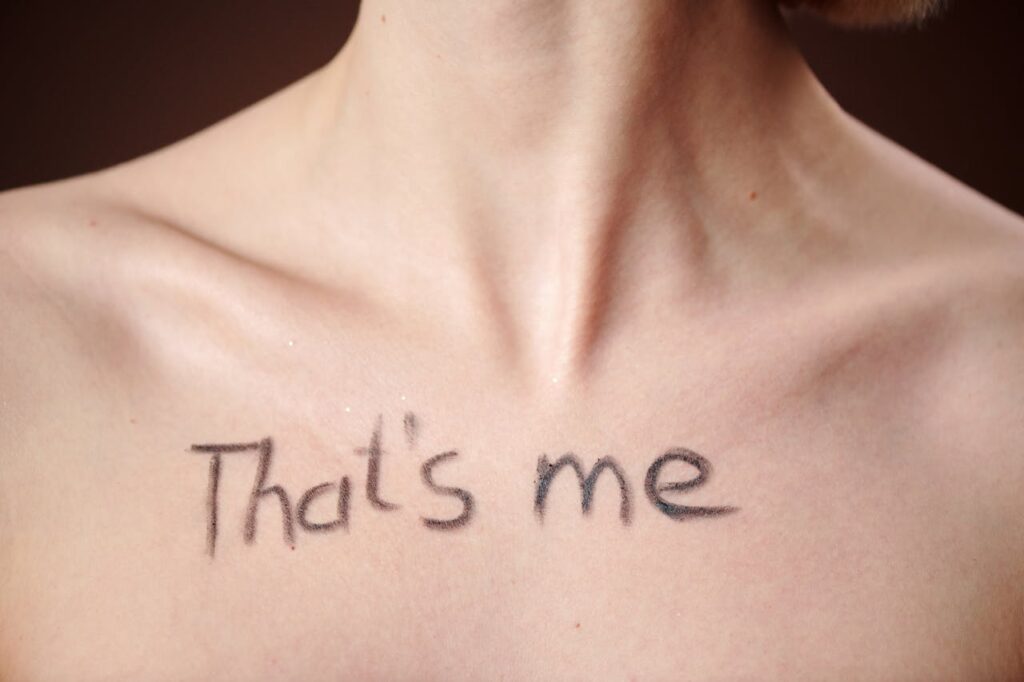 ‘’That’s me’’ written on a person’s chest.